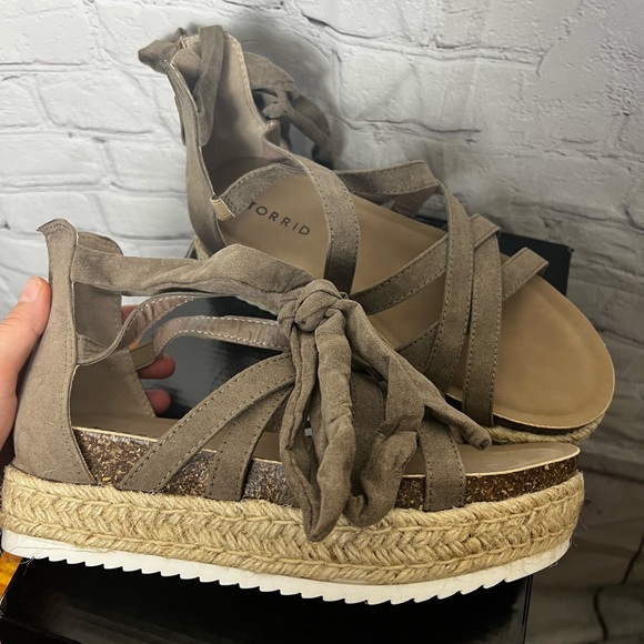 New Torrid STRAPPY FLATFORM SANDAL (WW) 8 - Picture 3 of 7